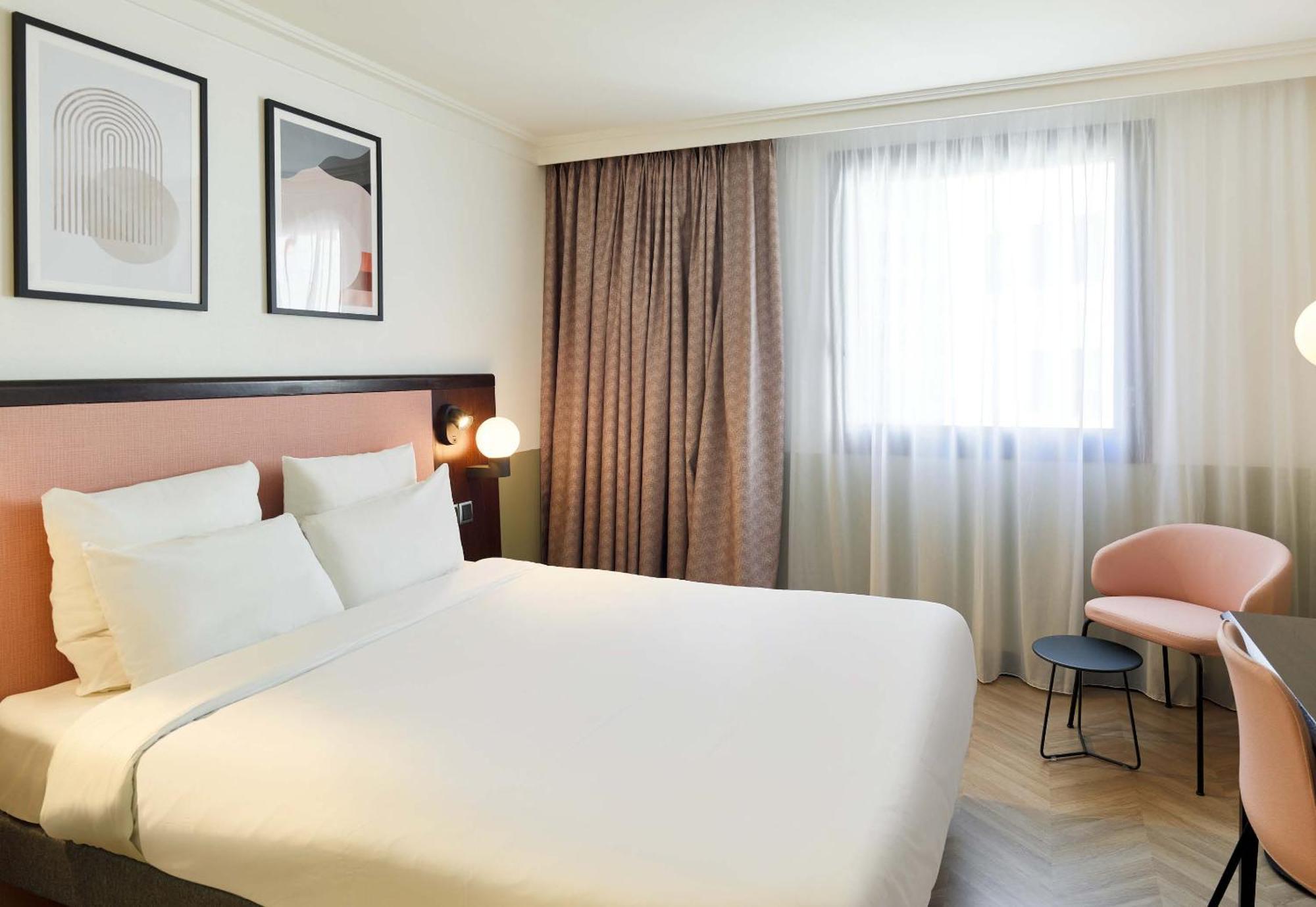 B&B Hotel Saint-Quentin-En-Yvelines Centre Gare 4 Etoiles Монтиньи-ле-Бретонё Экстерьер фото